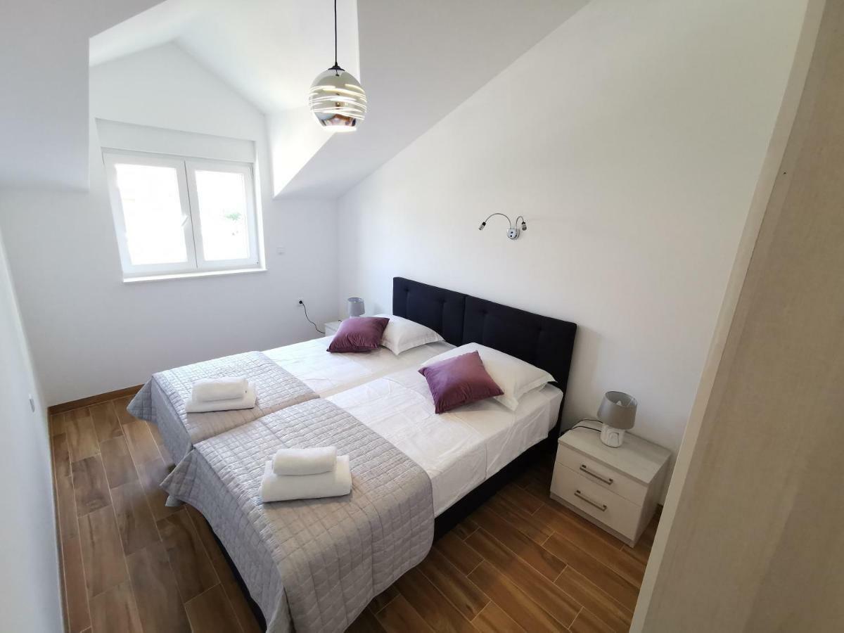 New Apartments 9 Minutes From Split Airport Каштела Экстерьер фото