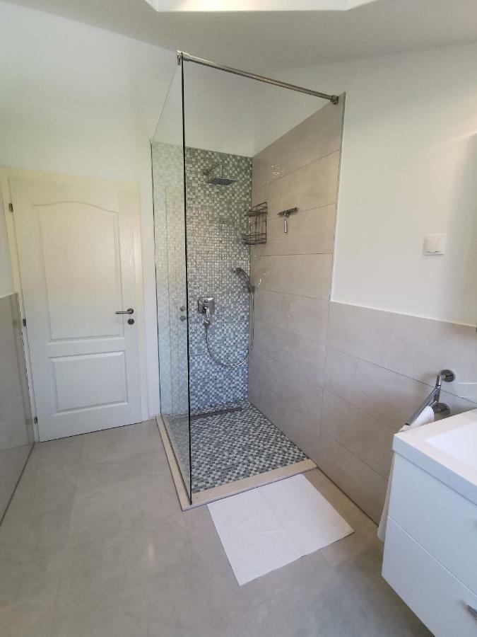 New Apartments 9 Minutes From Split Airport Каштела Экстерьер фото