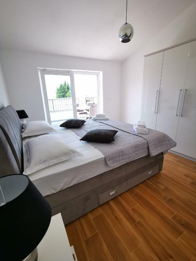 New Apartments 9 Minutes From Split Airport Каштела Экстерьер фото